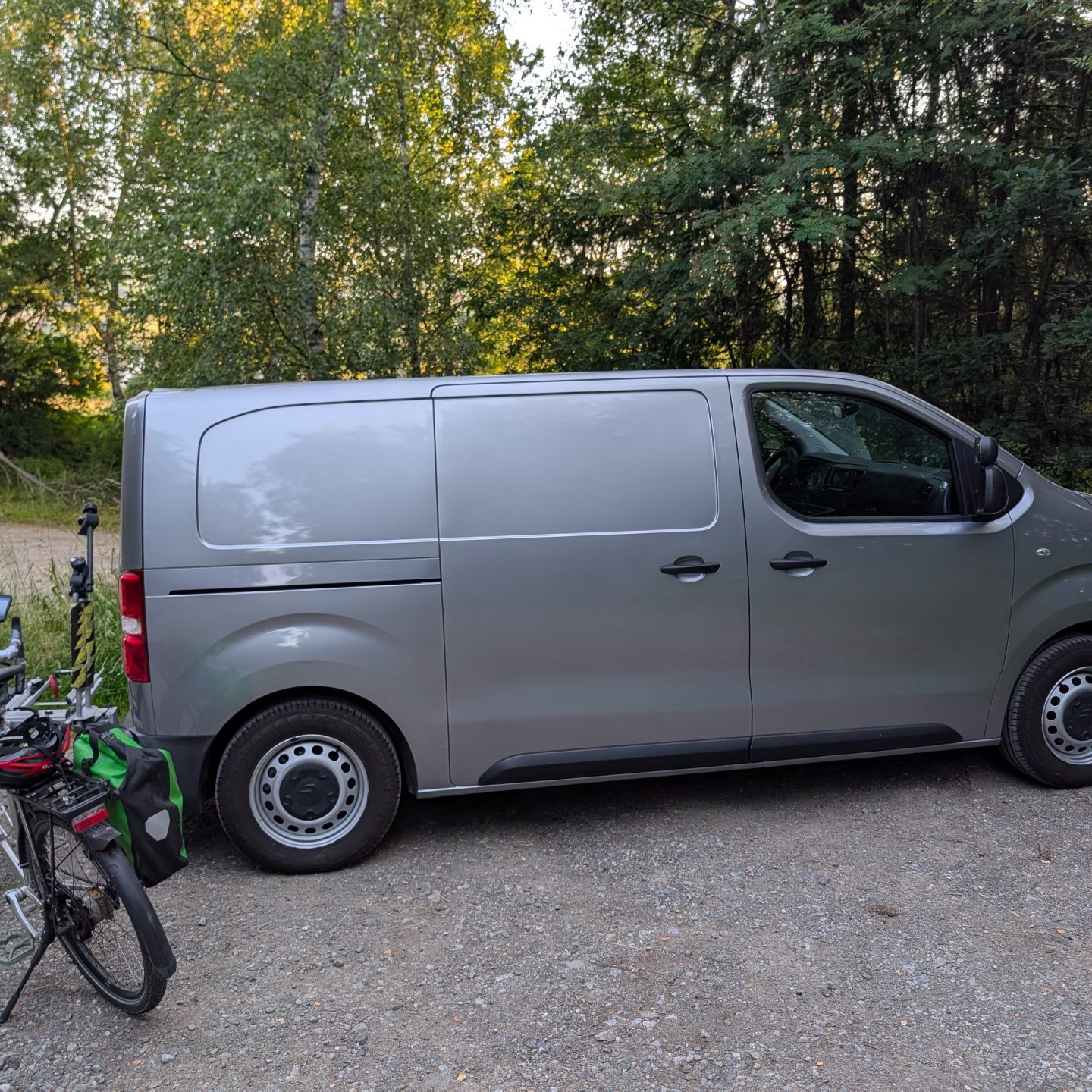 Elektrisch unterwegs mit dem ausgebauten E-Jumpy Kastenwagen