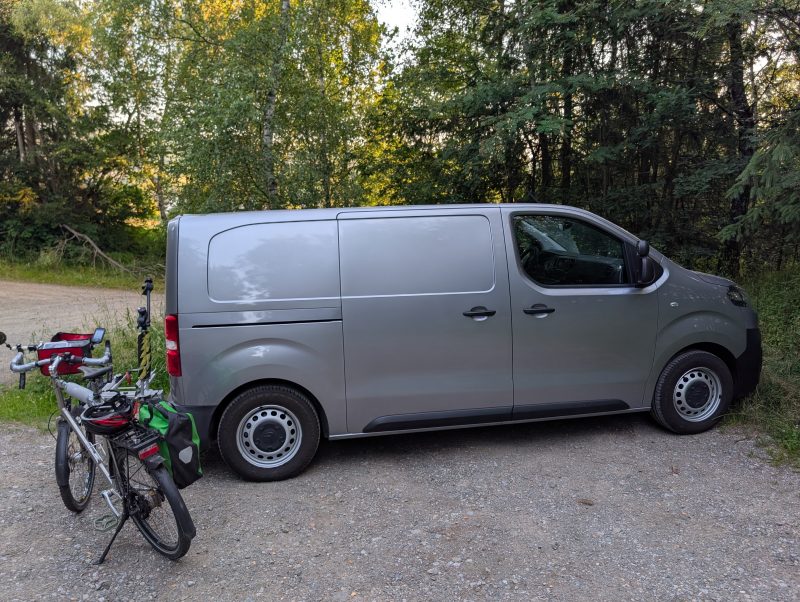 Elektrisch unterwegs mit dem ausgebauten E-Jumpy Kastenwagen